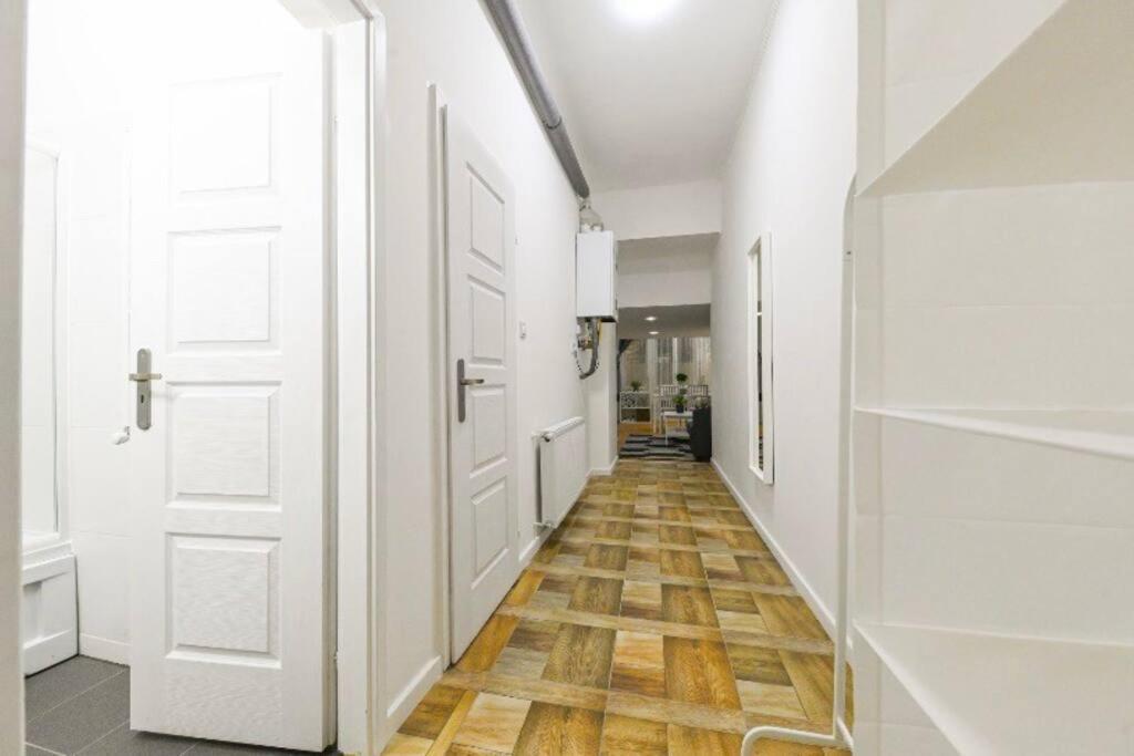 Lovely Studio Flat In Damjanich Street - Leonard بودابست المظهر الخارجي الصورة